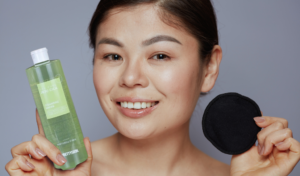 việc tẩy trang đóng vai trò quan trọng trong việc loại bỏ bụi bẩn, bã nhờn và lớp trang điểm